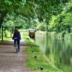 Fahrrad Tour an einem Kanal am Wasser im Osnabruecker Land in Bramsche