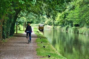 Fahrrad Tour an einem Kanal am Wasser im Osnabruecker Land in Bramsche